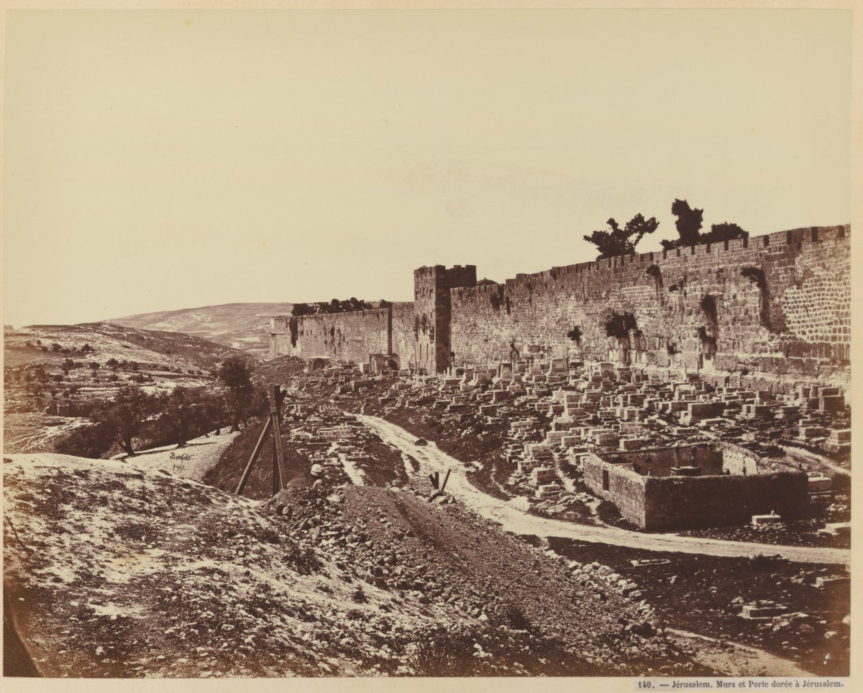 Jerusalén. Murallas y Puerta Dorada en Jerusalén. de Félix Bonfils