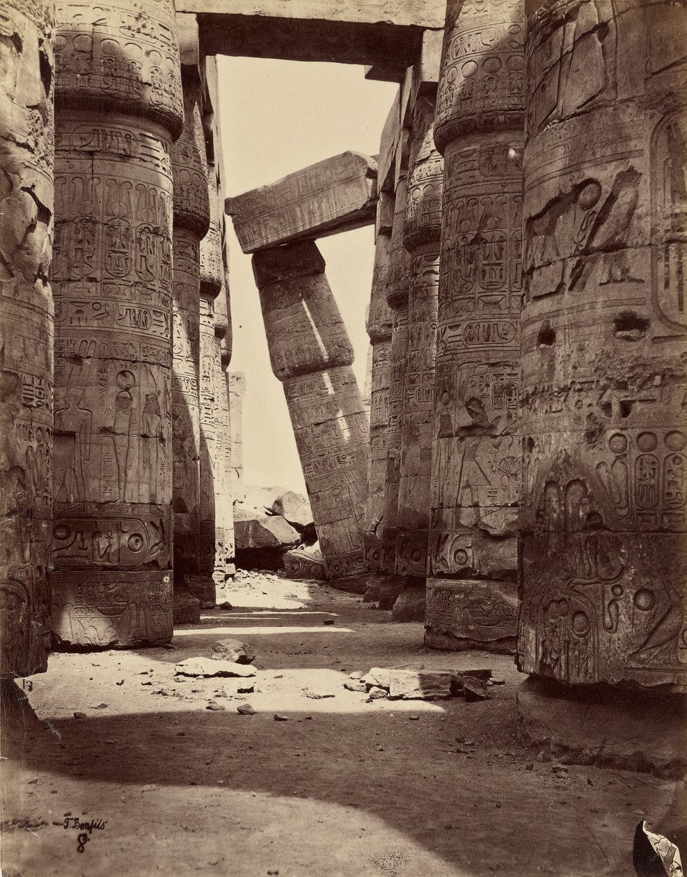 Columna inclinada, en el interior de la sala hipóstila de Félix Bonfils