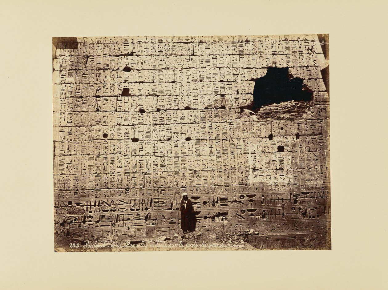 Medinet-Abou - Bajorrelieve a la derecha [sic] de la puerta del gran templo de Félix Bonfils
