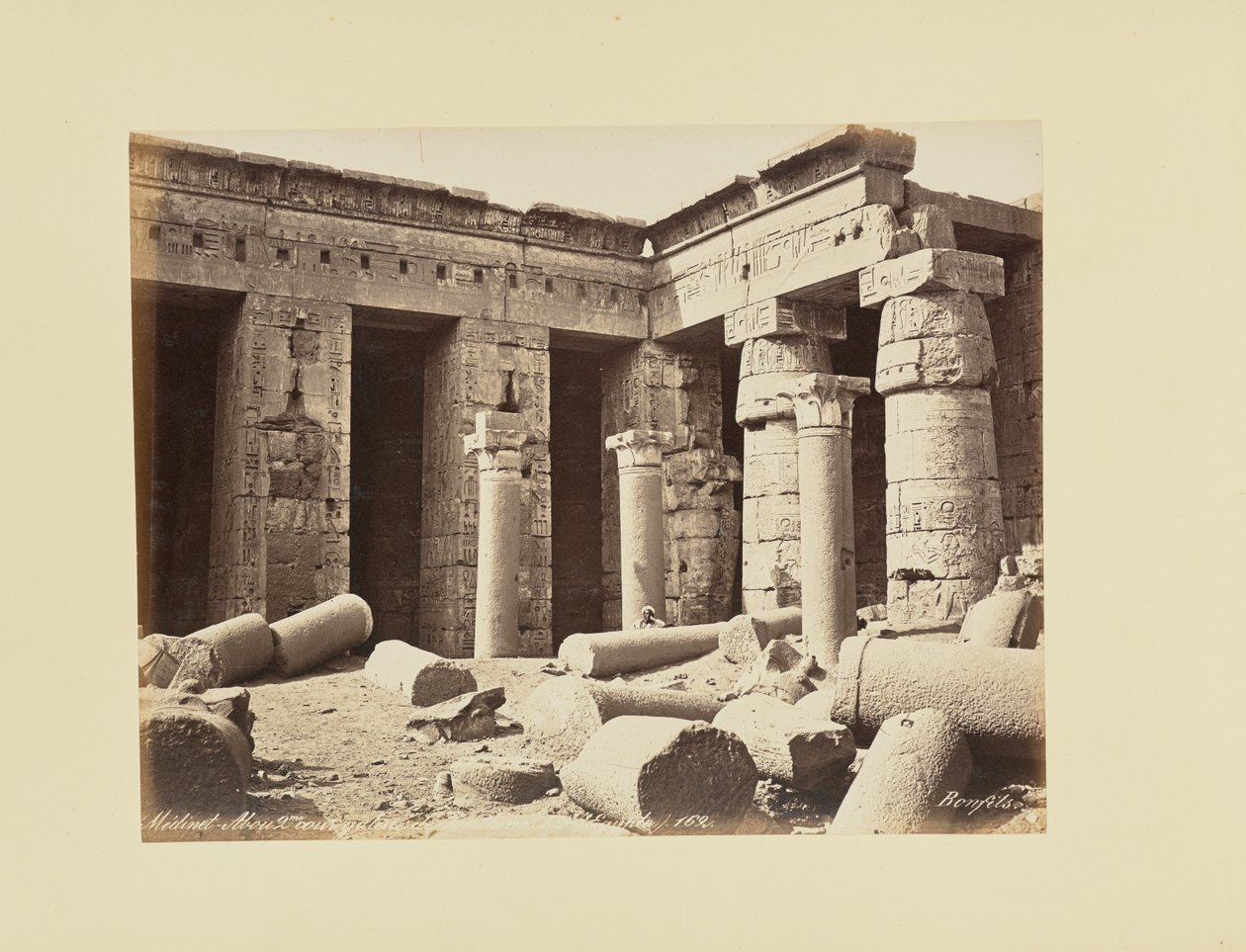Medinet Habu, segundo patio, galería de Tutmosis I (Egipto) de Félix Bonfils