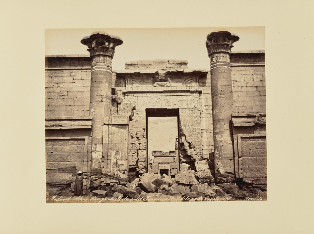 Medinet-Abou. Vista general del pequeño templo, detalle de la puerta (Egipto) de Félix Bonfils
