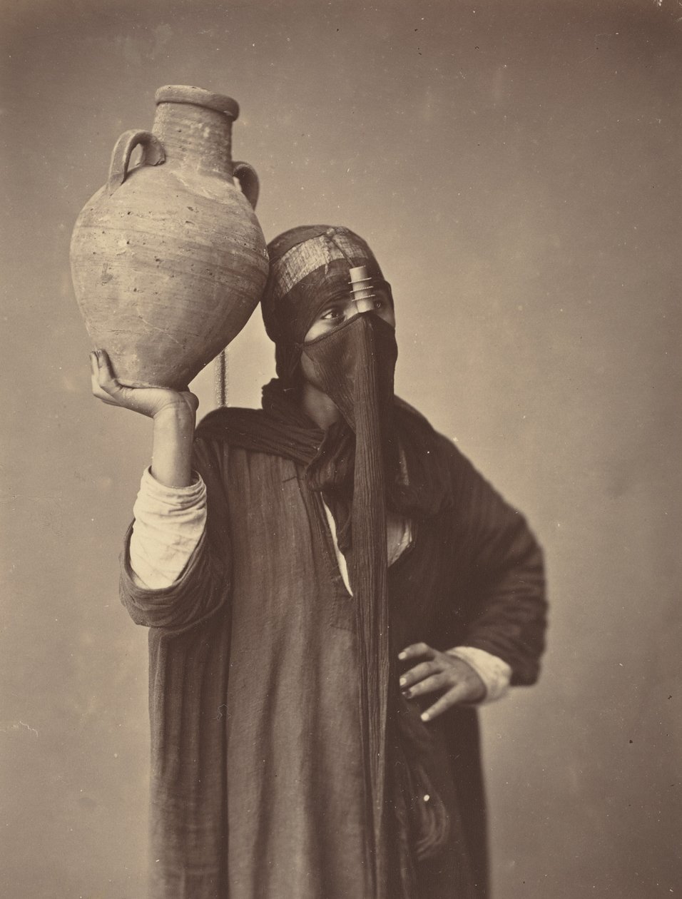 Transportista de agua en El Cairo, hacia 1870 (foto) de Félix Bonfils