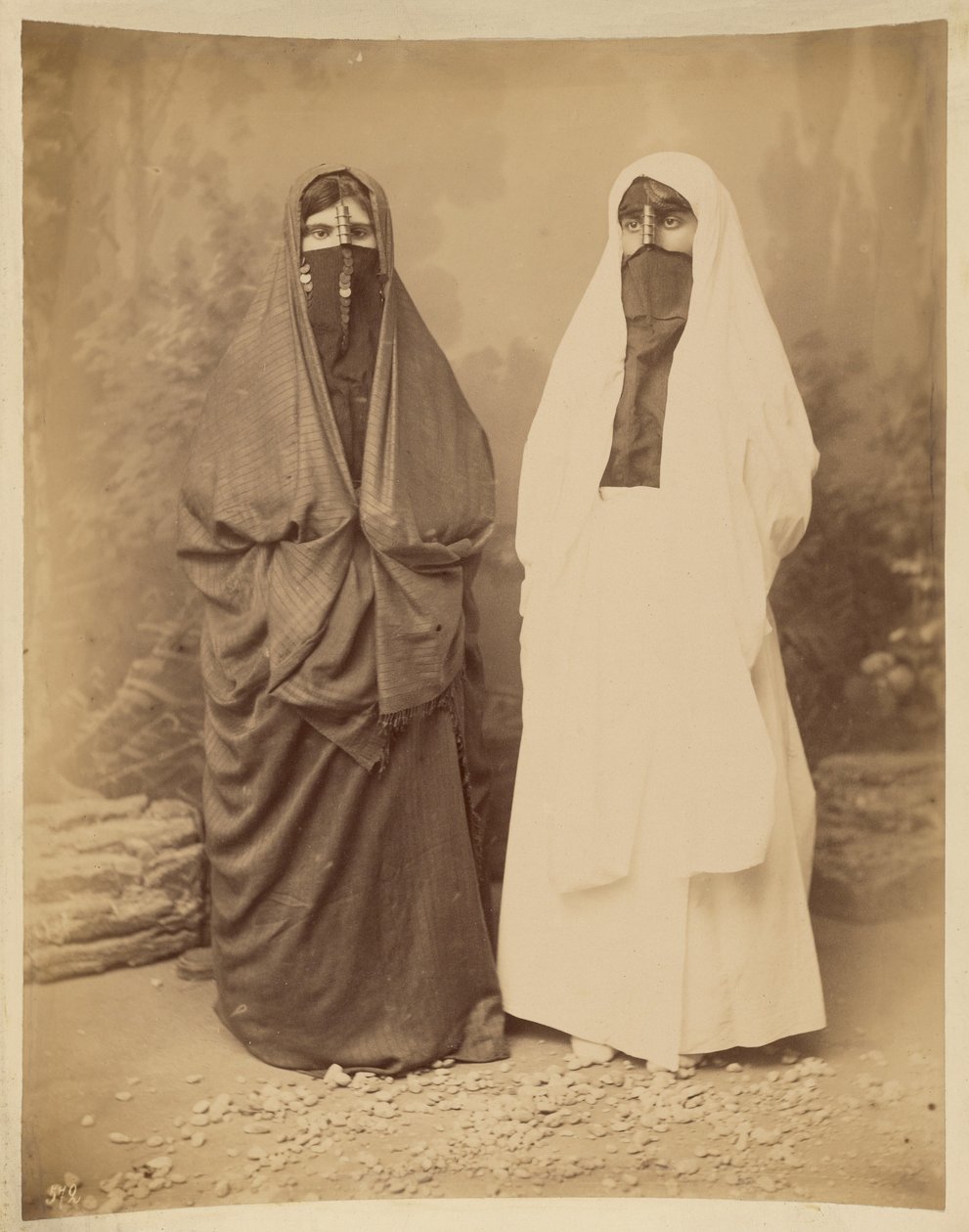 [Retrato de dos mujeres con atuendo de Oriente Medio] de Félix Bonfils