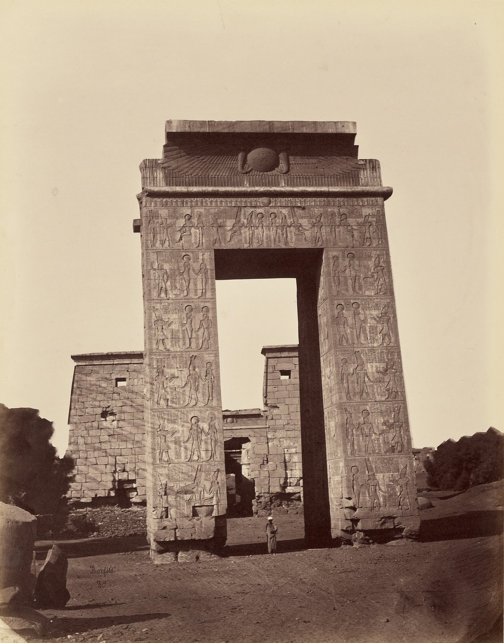 Propilón de Ptolomeo y puerta de entrada al templo pequeño [Karnak, Tebas] de Félix Bonfils