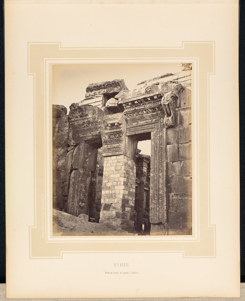 Siria: Puerta del templo de Júpiter en Baalbek de Félix Bonfils