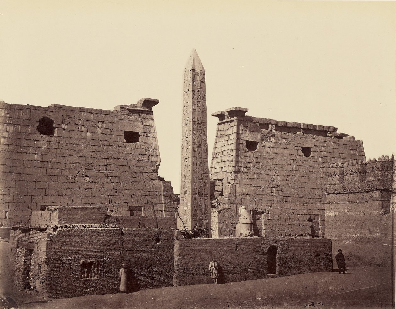 Templo de Luxor: obelisco y pilono [Tebas] de Félix Bonfils