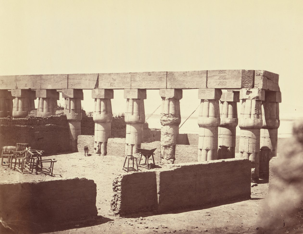 Templo de Luxor. Vista general de las columnatas centrales [Tebas] de Félix Bonfils