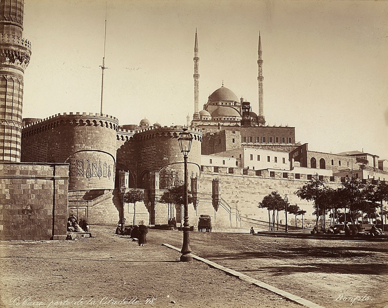 La Puerta Bab el-Azab de la Ciudadela, con la Mezquita de Muhammad Ali al fondo, en El Cairo, Egipto de Félix Bonfils