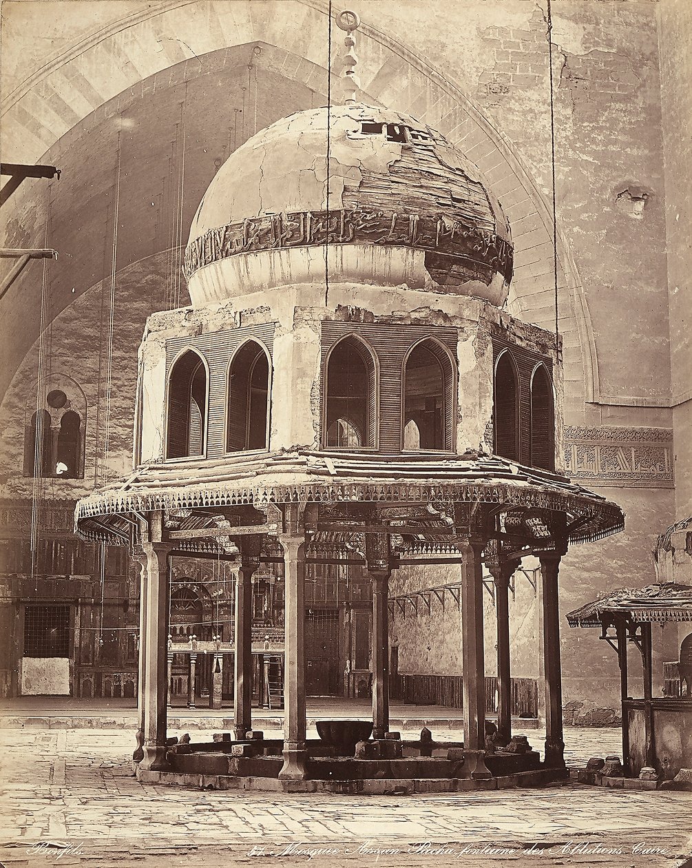 La fuente de abluciones, en la Mezquita del Sultán Hassan, en El Cairo, Egipto de Félix Bonfils