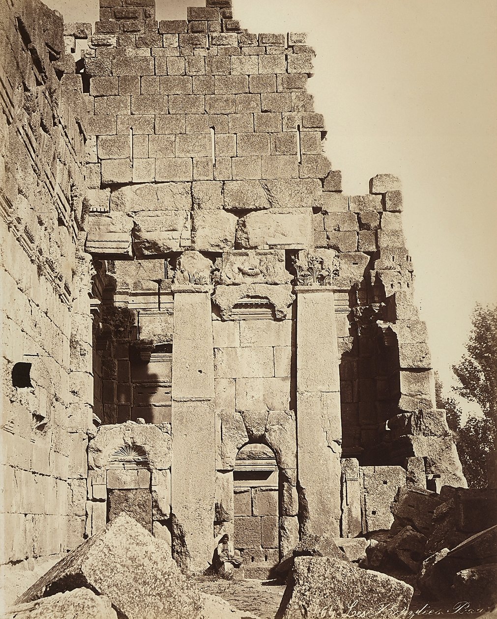 Los propileos del Templo de Júpiter o el Templo del Sol, en la zona arqueológica de Heliópolis o Baalbek, antigua ciudad siria, ahora Líbano de Félix Bonfils