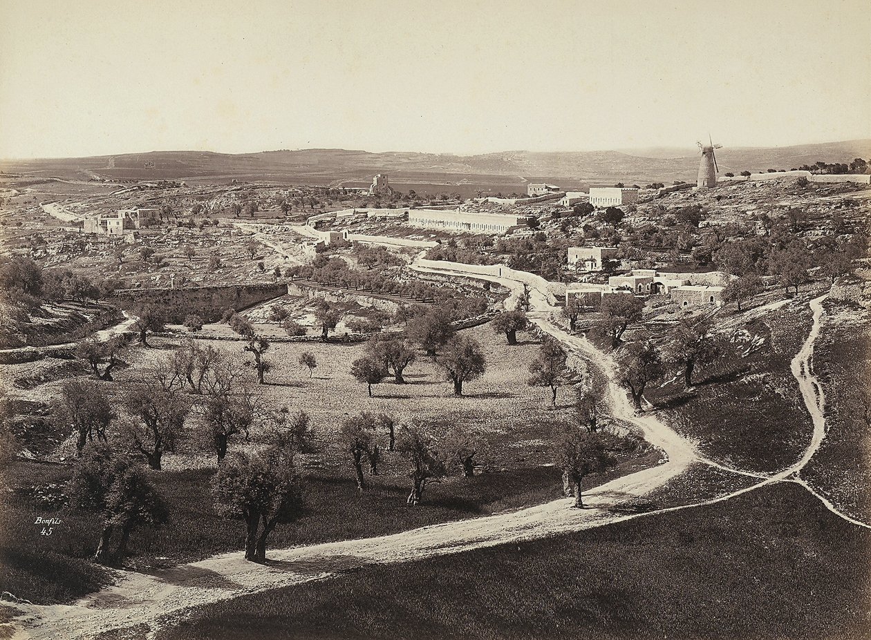 Paisaje de valle con un molino de viento y olivares de Félix Bonfils