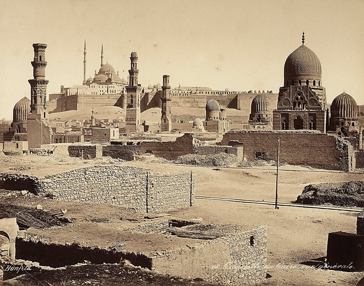 Vista de la Ciudadela con numerosos monumentos y hallazgos antiguos, en El Cairo, Egipto de Félix Bonfils