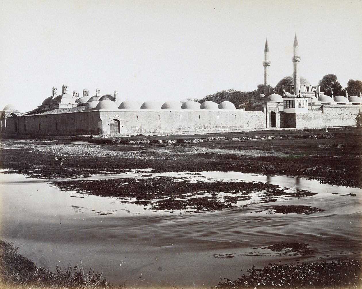 Vista del complejo de Tekkuyeh Suleimaniyeh, en Damasco, Siria, parte de un complejo de una madrasa, una mezquita y un monasterio, dirigido por la orden de los Derviches, para facilitar la estancia de los peregrinos en su camino a La Meca de Félix Bonfils