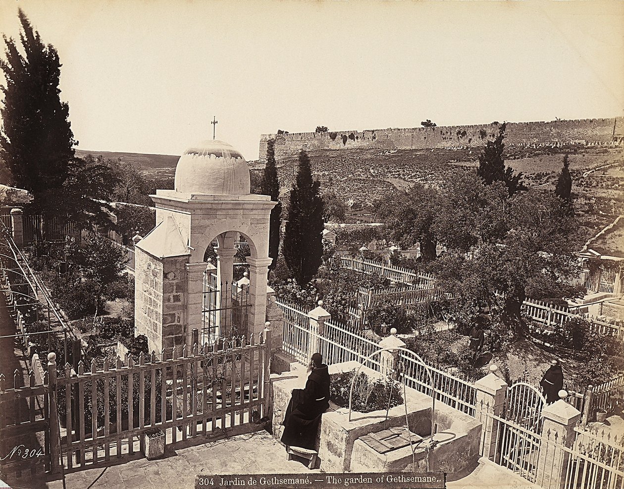Vista del jardín de Getsemaní o el Huerto de los Olivos, en el cual, según la tradición, Cristo pasó los últimos días de su vida de Félix Bonfils