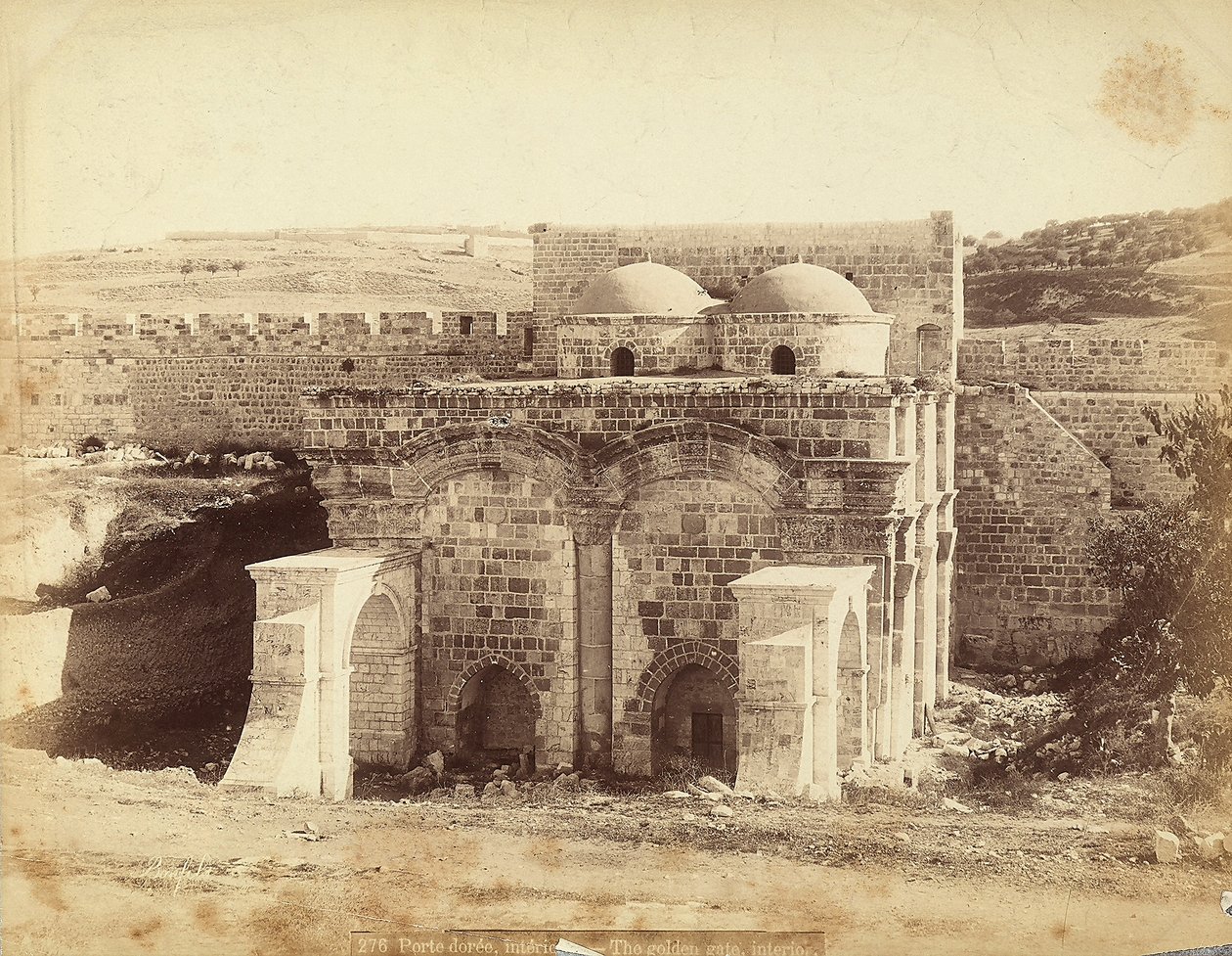 Vista del interior de la Puerta Dorada, en Jerusalén de Félix Bonfils