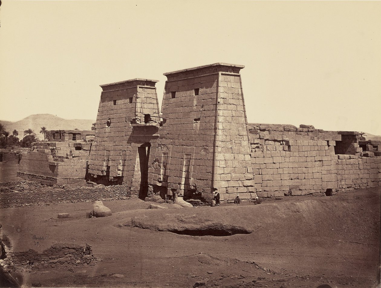 Vista general del templo de Ramsés III, Karnak, Tebas de Félix Bonfils