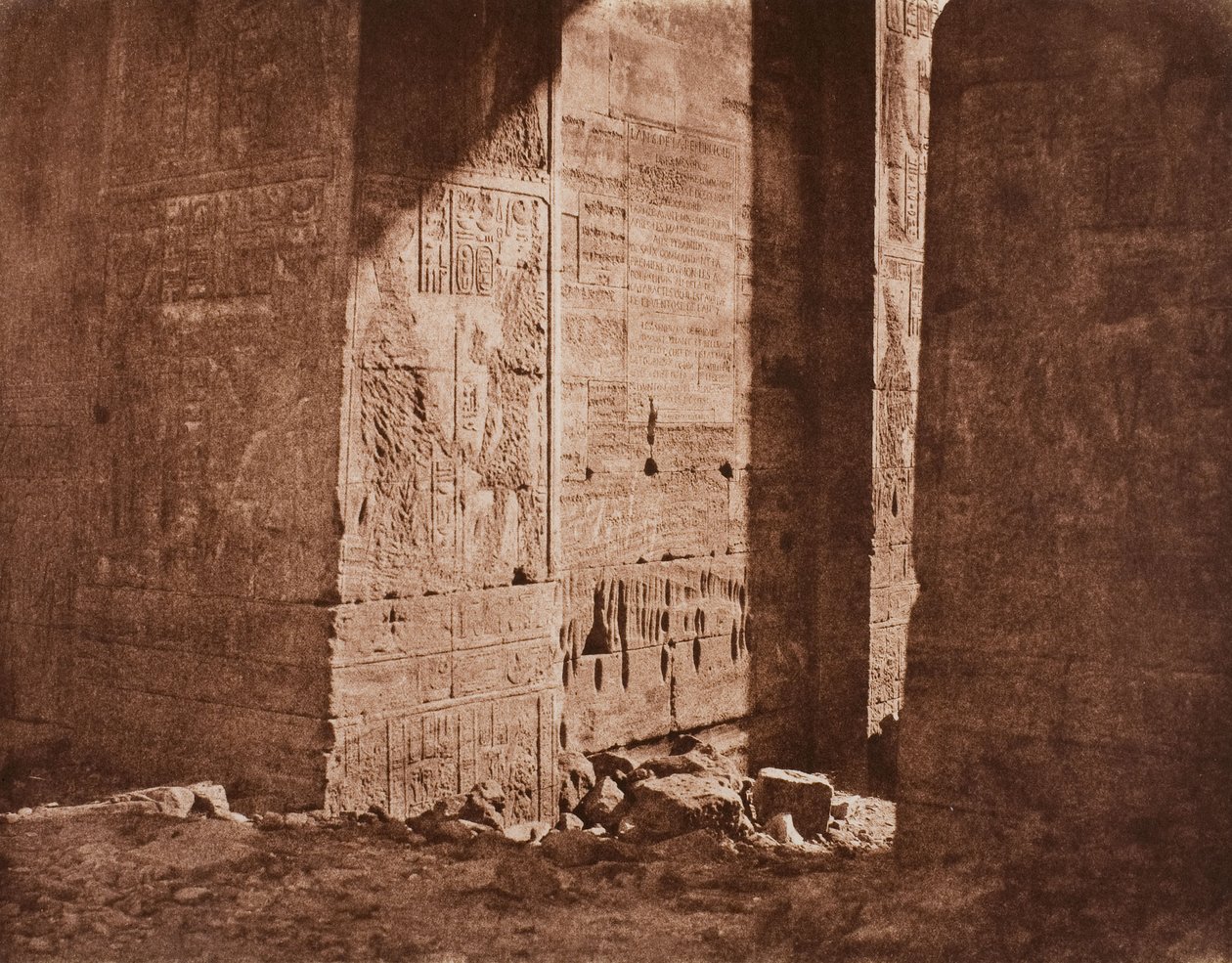Primer pilón - Inscripción francesa tallada en el estribo oriental en el punto H, Isla de Fila (Filé) de Félix Teynard