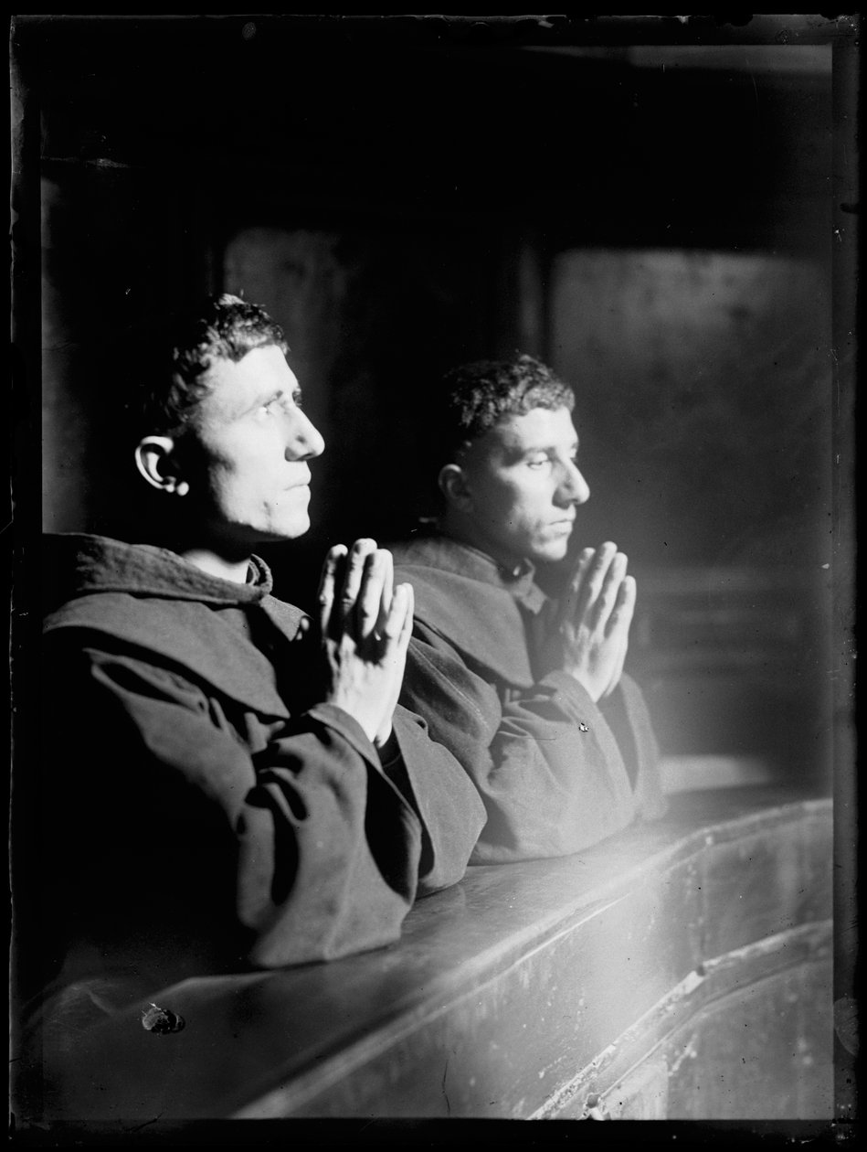 Oración franciscana en Asís de Ferdinand Schmutzer