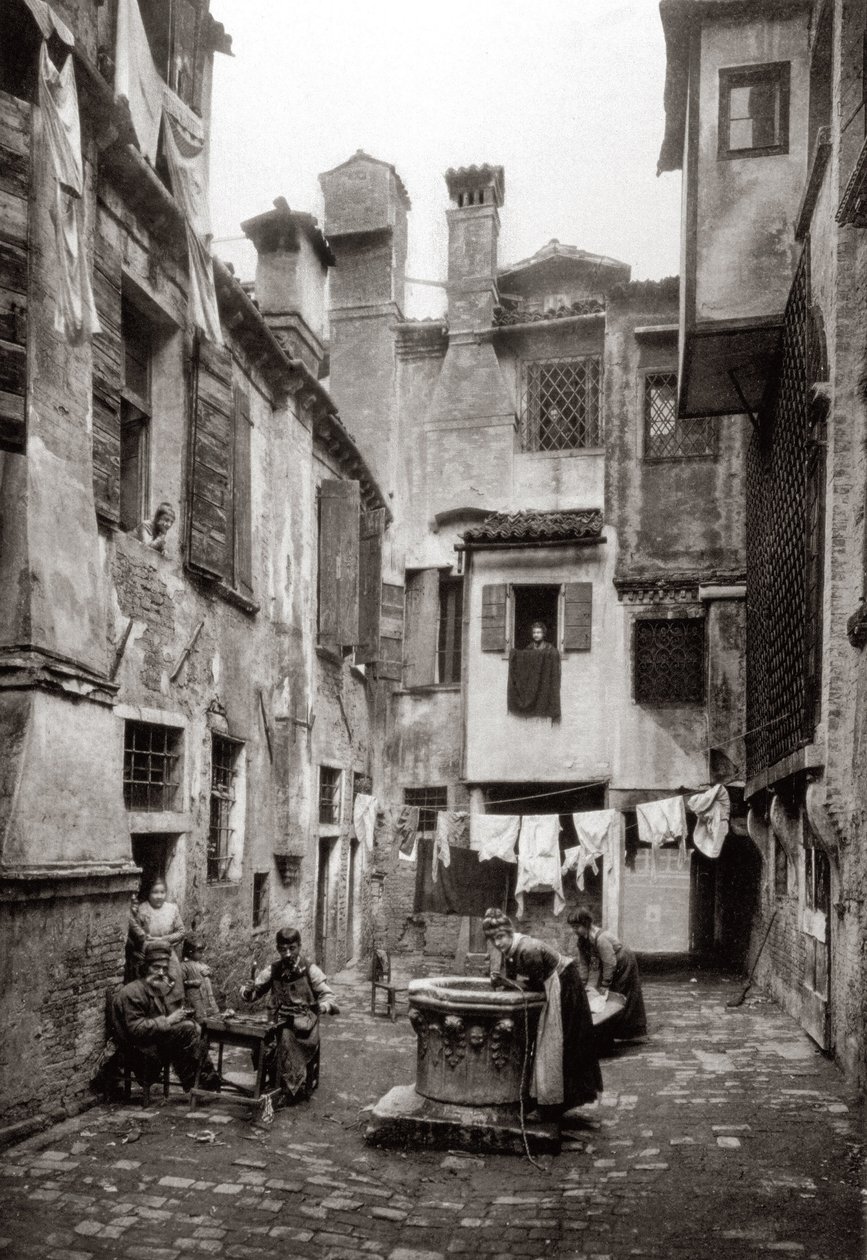 Un patio rodeado de edificios en Venecia, c.1880 de Ferdinando Ongania