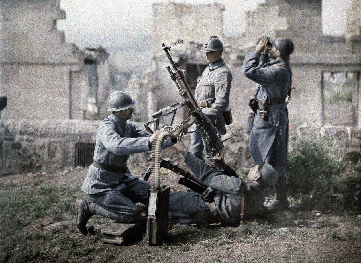 Una sección francesa de ametralladoras ha tomado posición en las ruinas durante la batalla del Aisne, Francia, 1917 de Fernand Cuville