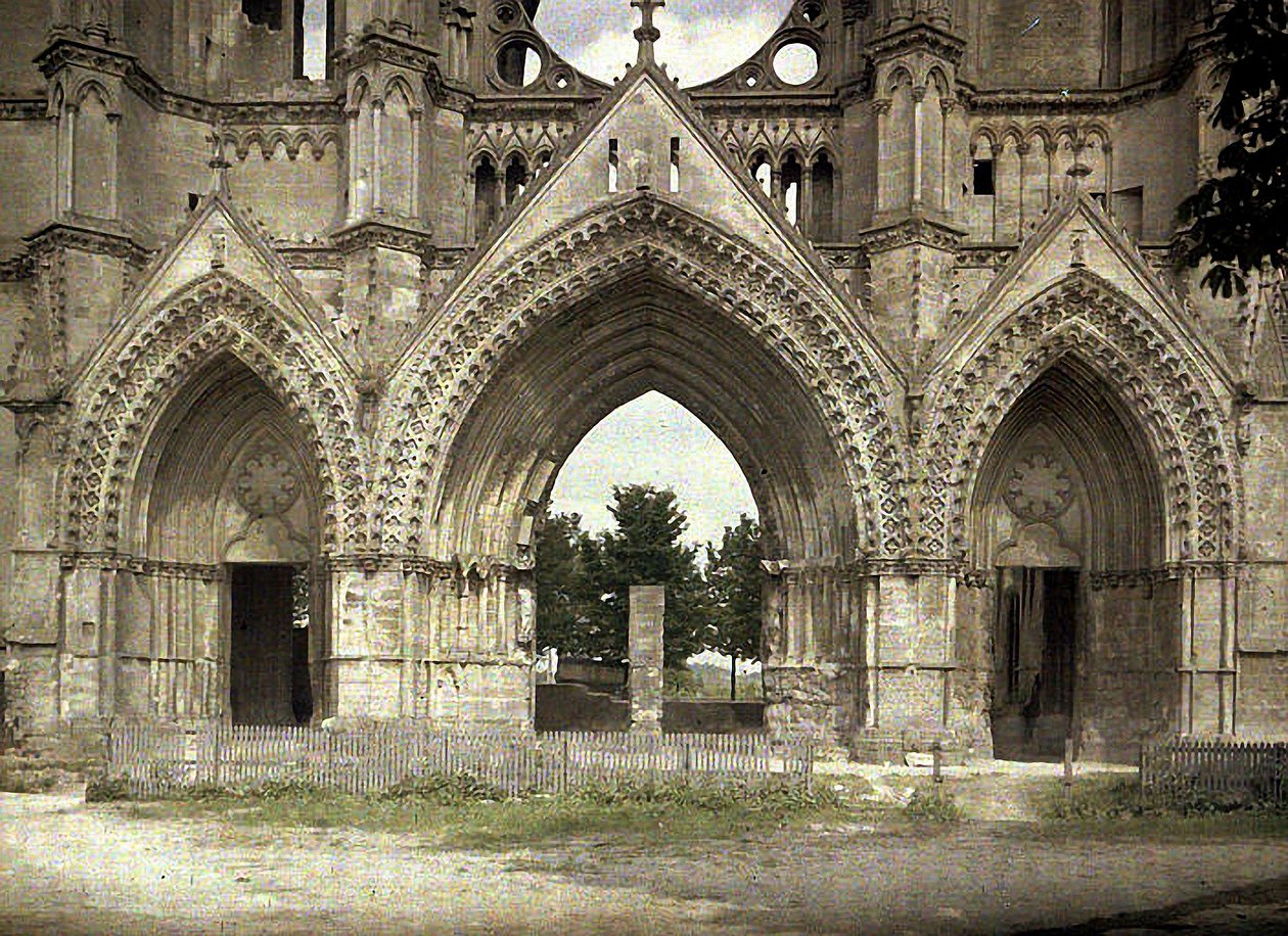 Daños por bombas en la Catedral de Saint-Gervais-et-Saint-Protais, Soissons, Aisne, Francia de Fernand Cuville