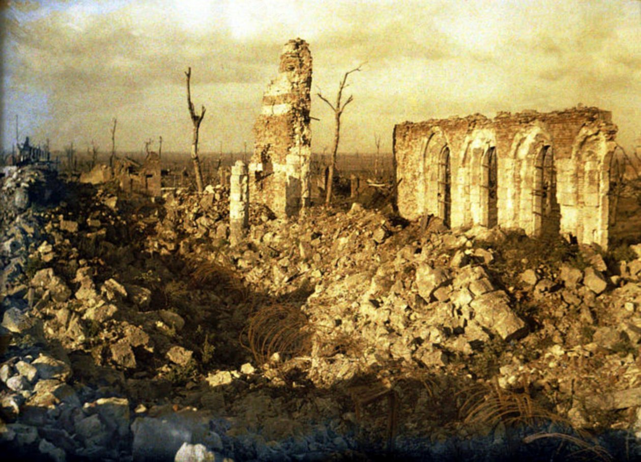 Iglesia dañada durante la guerra, Chaulnes, Somme, Francia, 1917 de Fernand Cuville