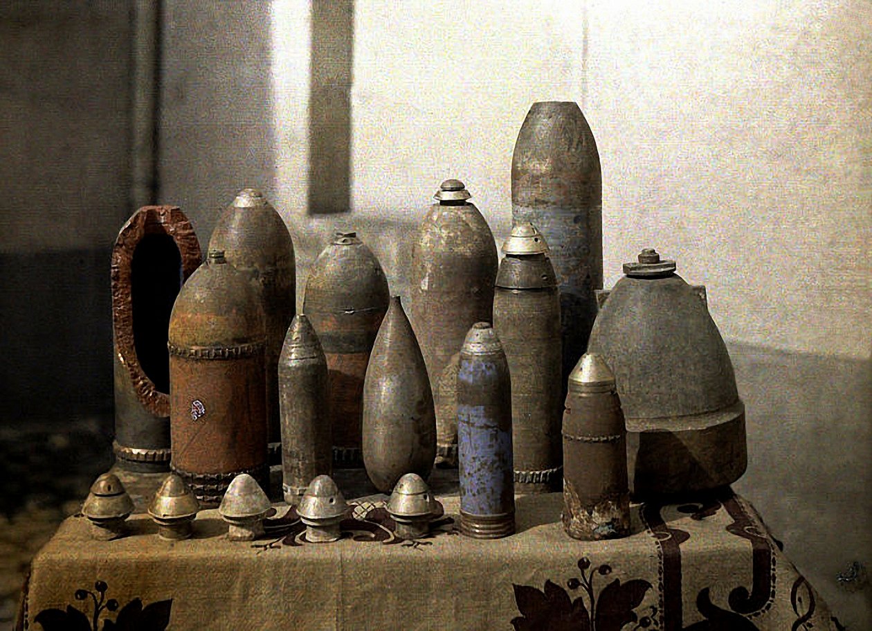 Colección de proyectiles alemanes sin explotar, Reims, Marne, Francia, 1917 de Fernand Cuville