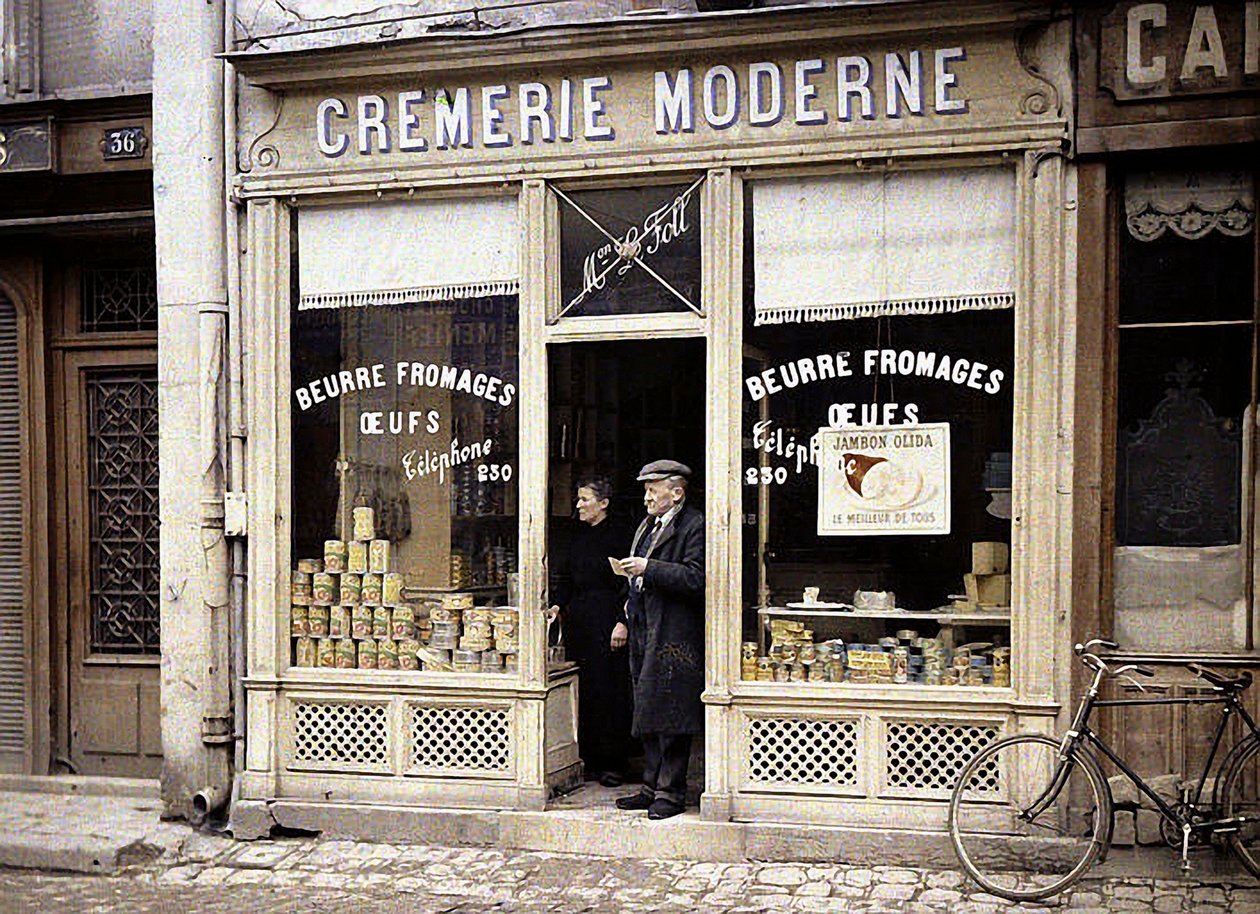 Pareja en la puerta de la lechería Le Foll, Reims, Marne, Francia, 1917 de Fernand Cuville