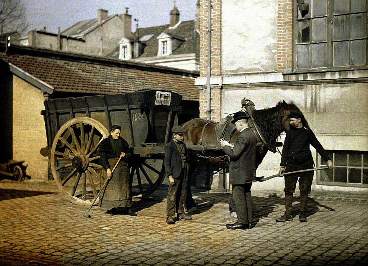 Empleados de la Maison Rohart con un caballo y un carro, Reims, Marne, Francia, 1917 de Fernand Cuville