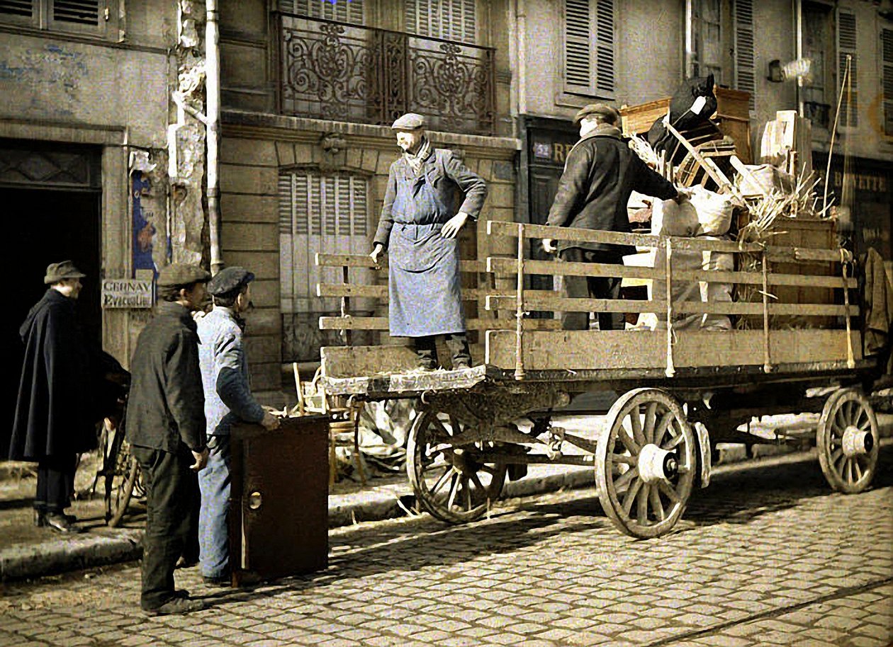 Cuatro trabajadores cargando pertenencias personales en un carro, Reims, Marne, Francia, 1917 (autocromo) de Fernand Cuville