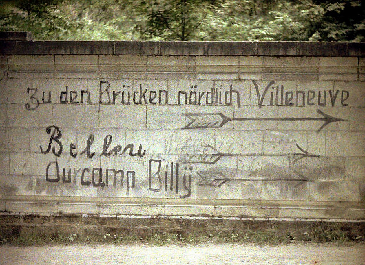 Inscripciones alemanas e inglesas en una pared, Soissons, Aisne, Francia, 1917 de Fernand Cuville