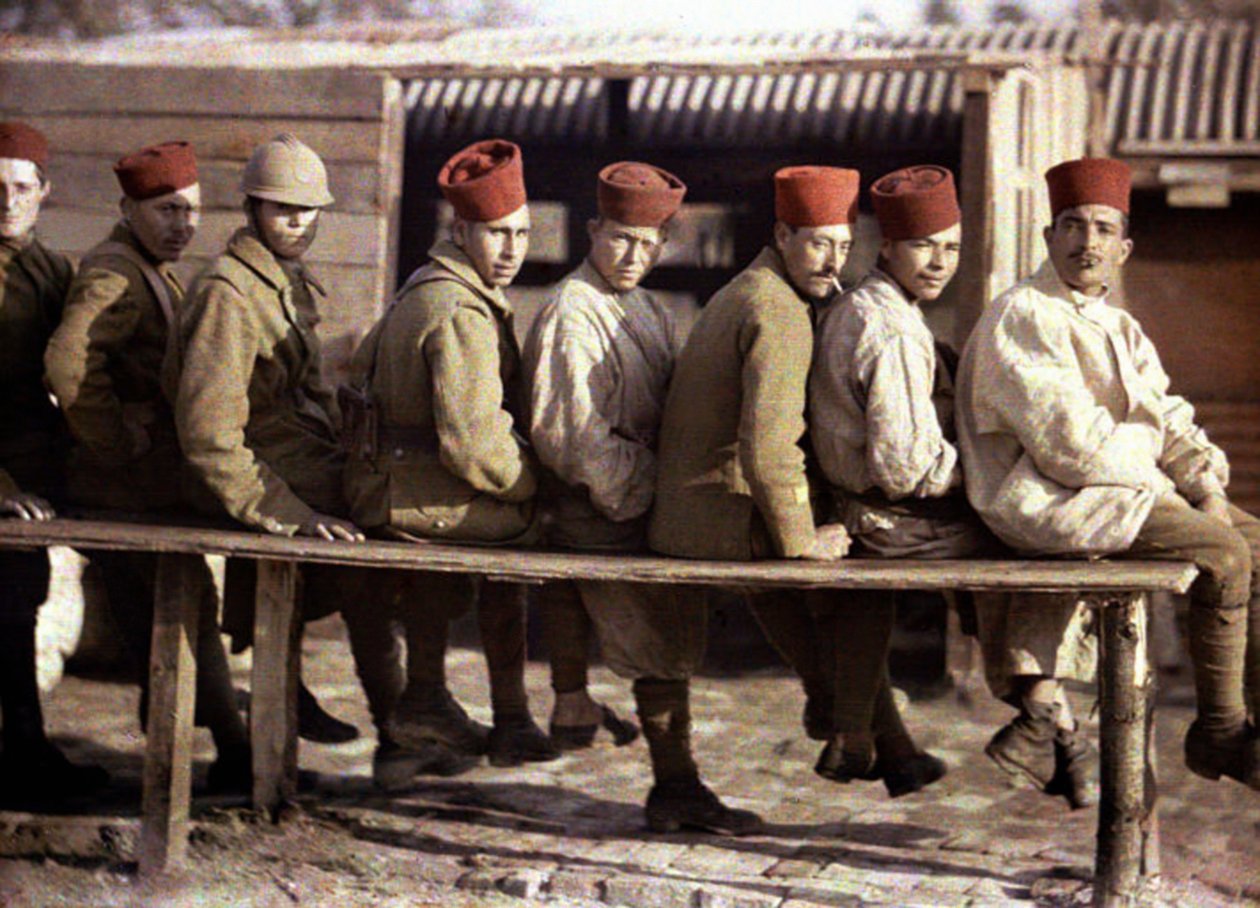 Grupo de soldados argelinos tras la retirada del ejército alemán, Noyon, Oise, Francia, 1917 de Fernand Cuville