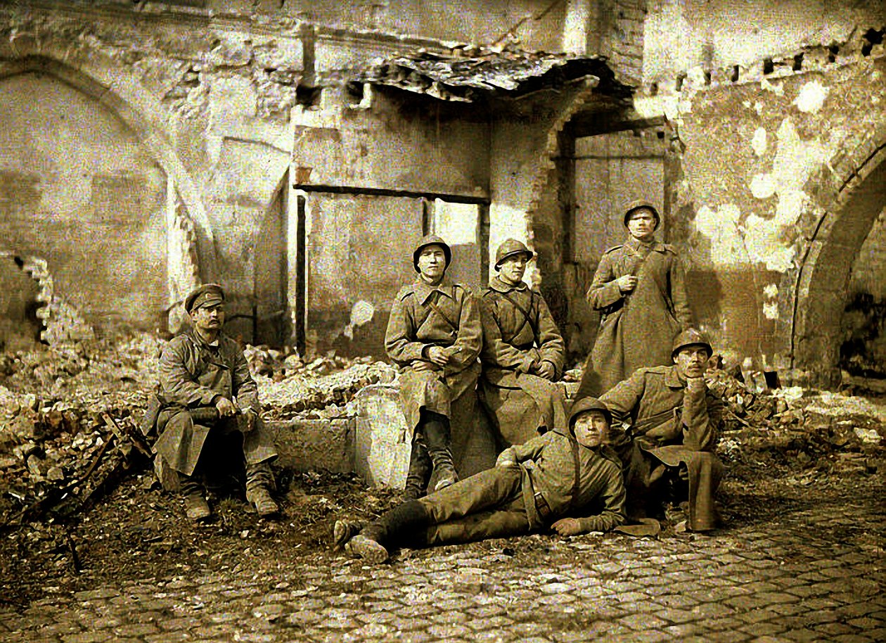 Grupo de soldados rusos en las ruinas, Reims, Marne, Francia, 1917 de Fernand Cuville