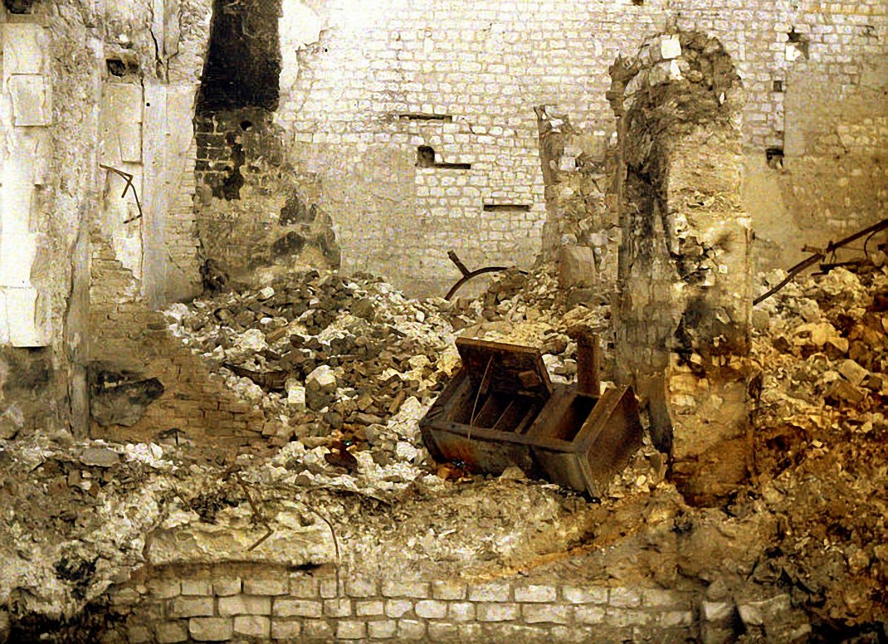 Interior de una casa bombardeada, Reims, Marne, Francia, 1917 de Fernand Cuville