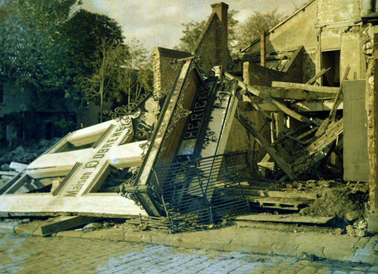 Maison Dobreme - las ruinas del edificio con la Boucherie Dobreme, Roye, Somme, Francia, 17 de marzo de 1917 de Fernand Cuville