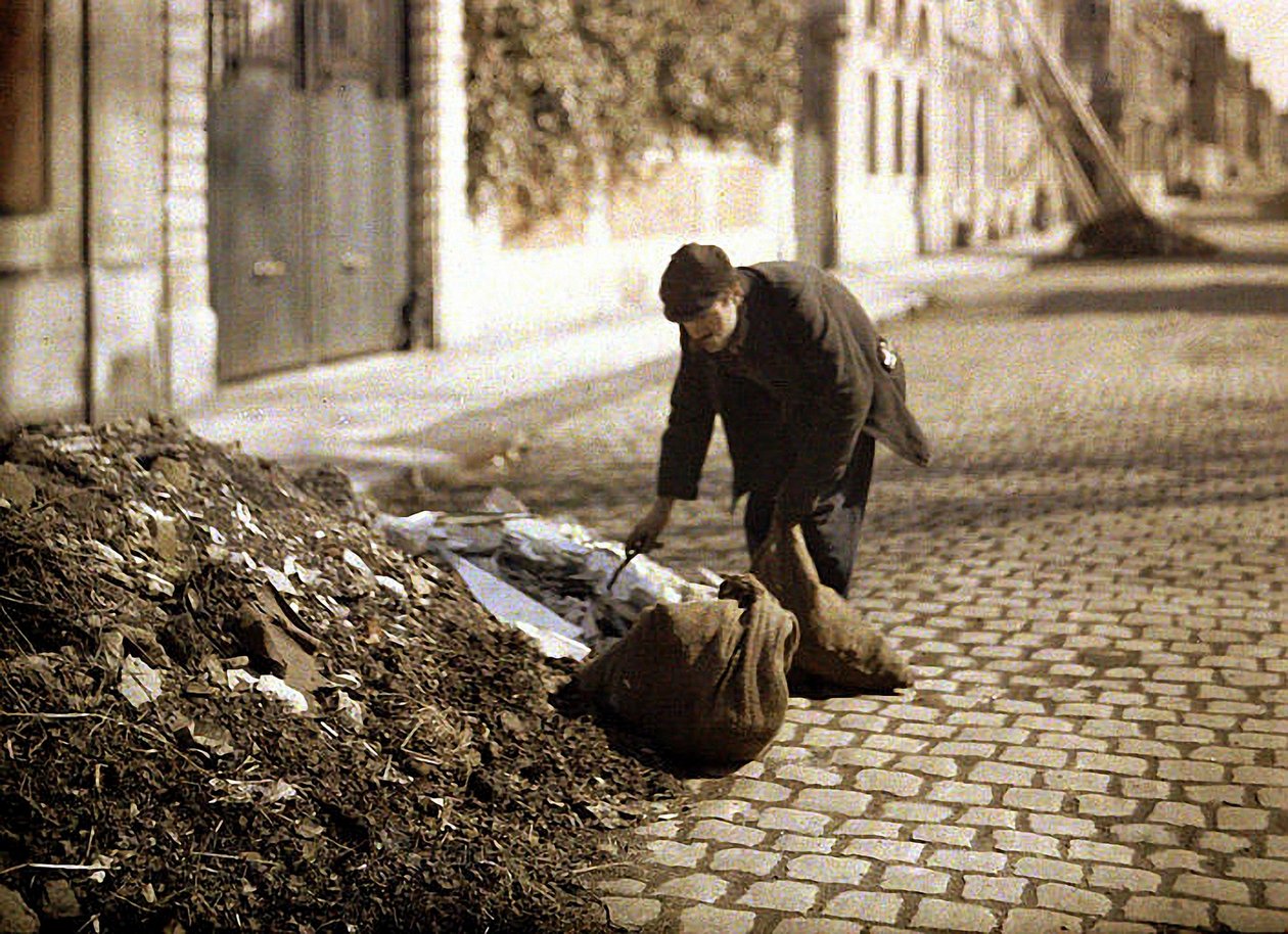 Recolector de trapos buscando artículos utilizables en un montón, Reims, Marne, Francia, 1917 de Fernand Cuville