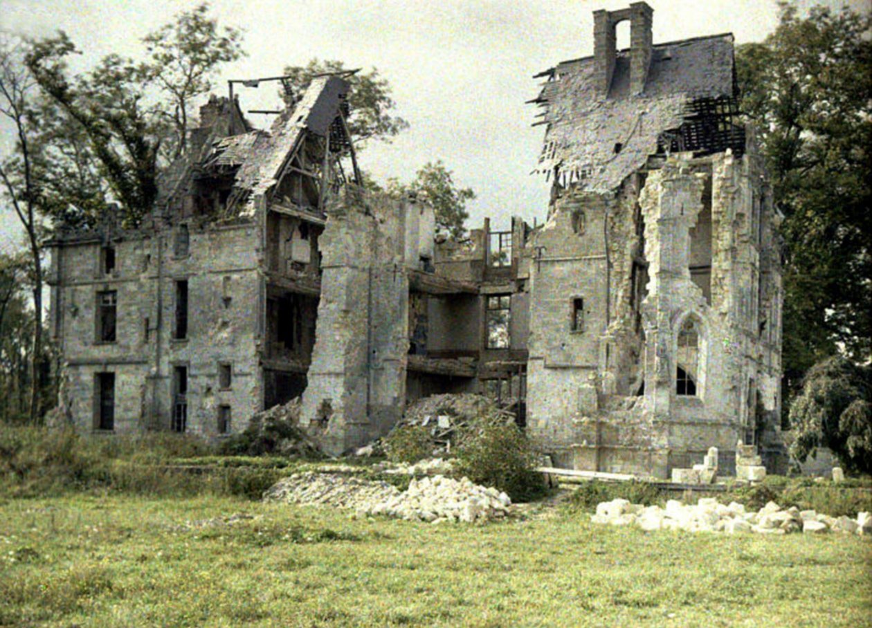 Ruinas del Chateau Plessis tras la retirada de los alemanes, Noyon, Oise, Francia, 1917 de Fernand Cuville