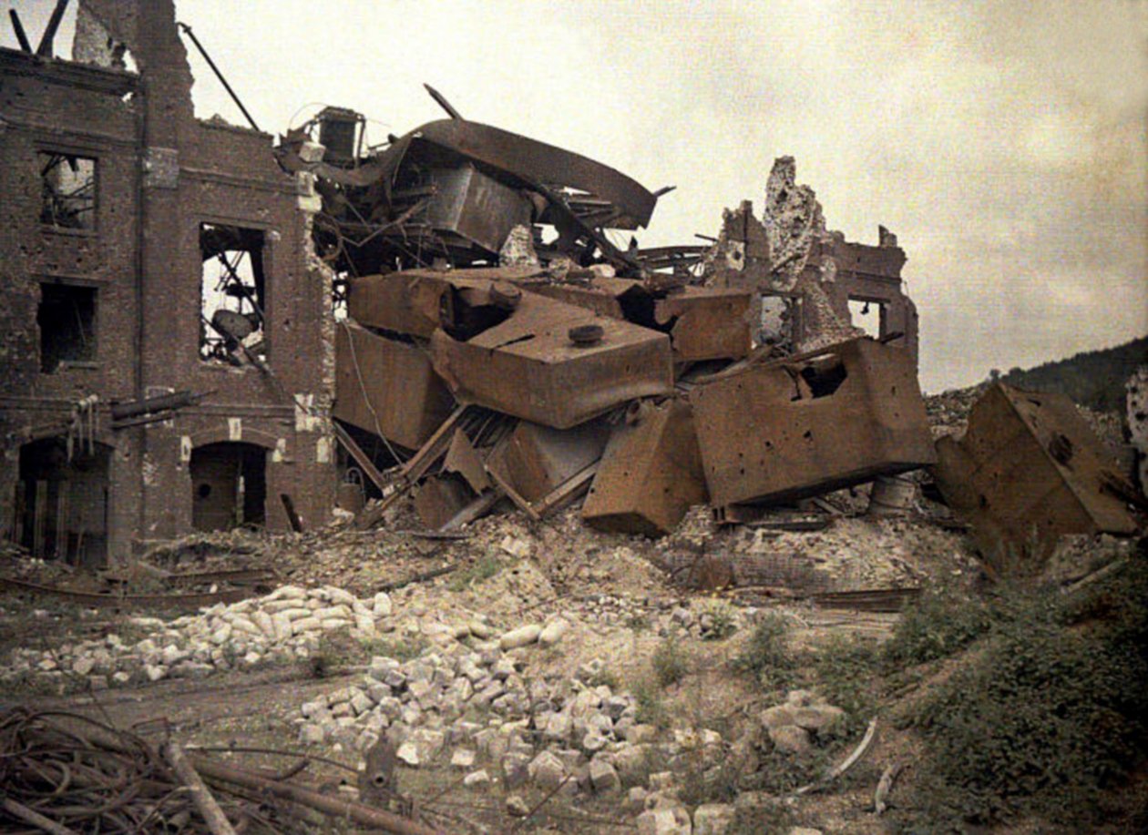 Ruinas de la destilería Vauxrot gravemente dañada, Cuffies, Aisne, Francia, 1917 de Fernand Cuville