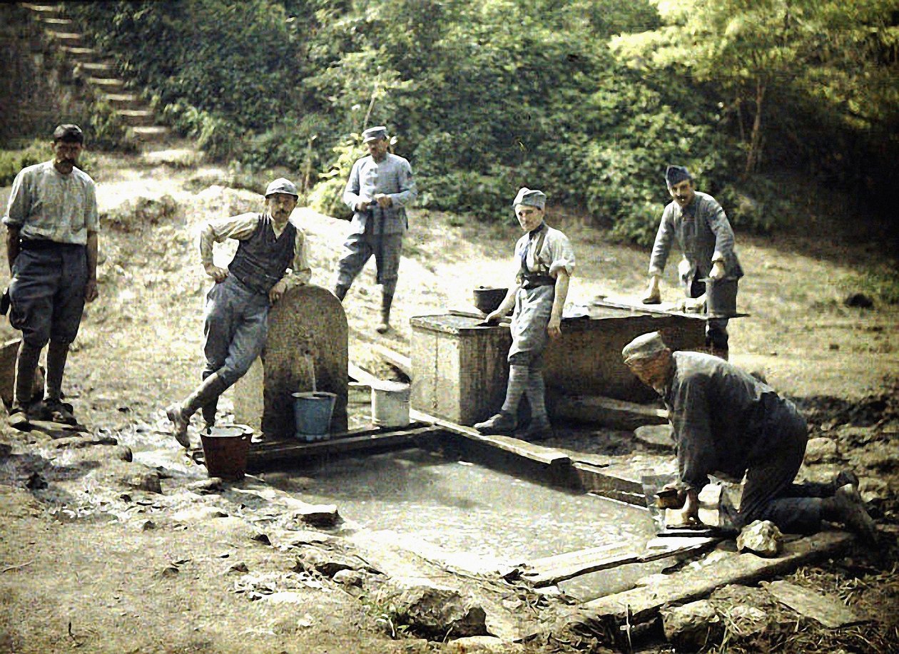 Seis soldados franceses con cubos y ropa en una fuente, Soissons, Aisne, Francia, 1917 de Fernand Cuville