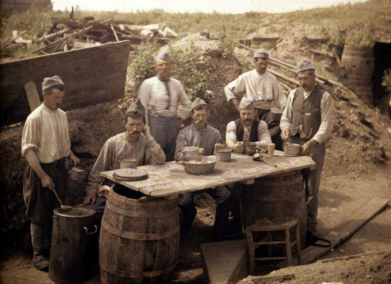 Distribución de sopa en las trincheras francesas en la retaguardia del frente, Soissons, Aisne, Francia, 1917 de Fernand Cuville