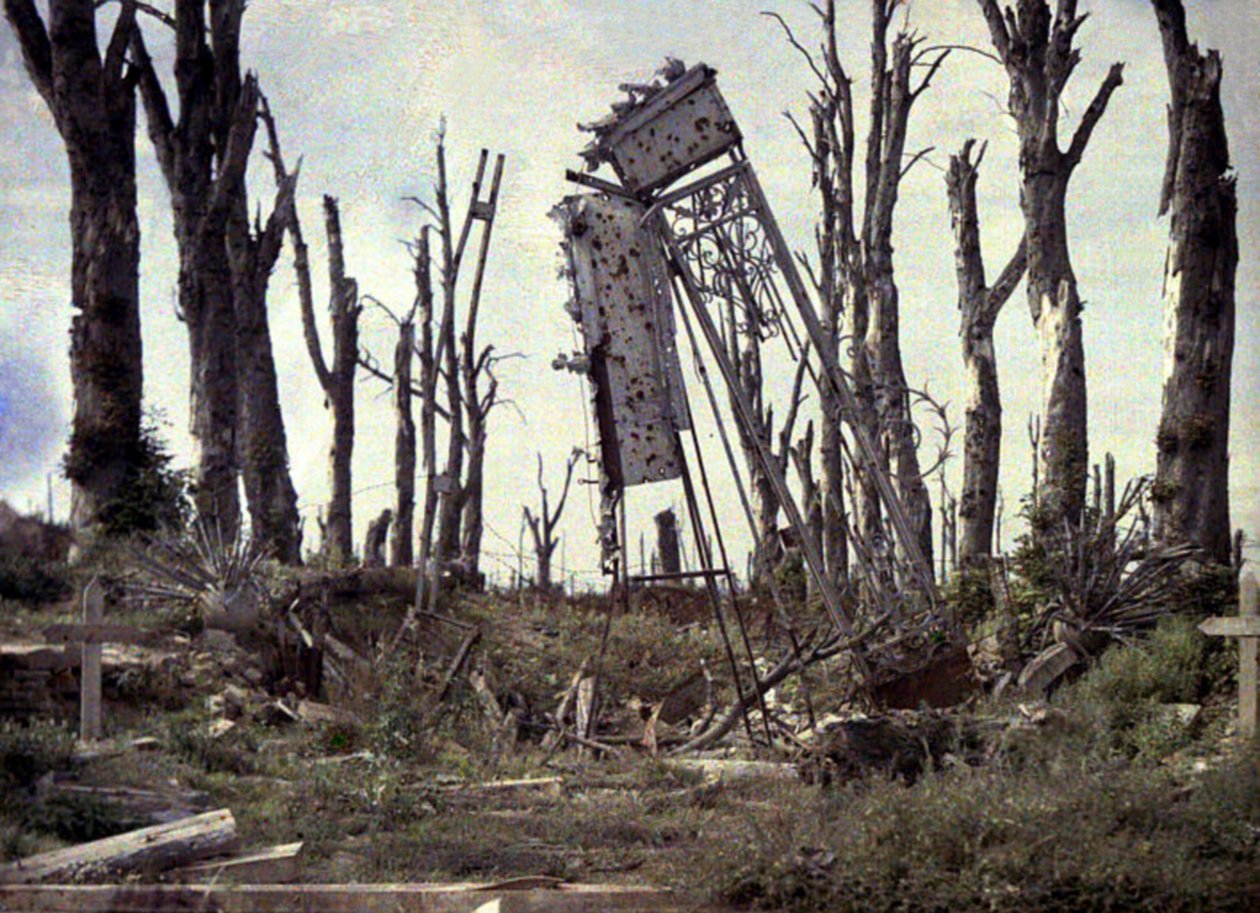La puerta del castillo y los árboles dañados por el fuego de artillería, Chaulnes, Somme, Francia, 1917 de Fernand Cuville