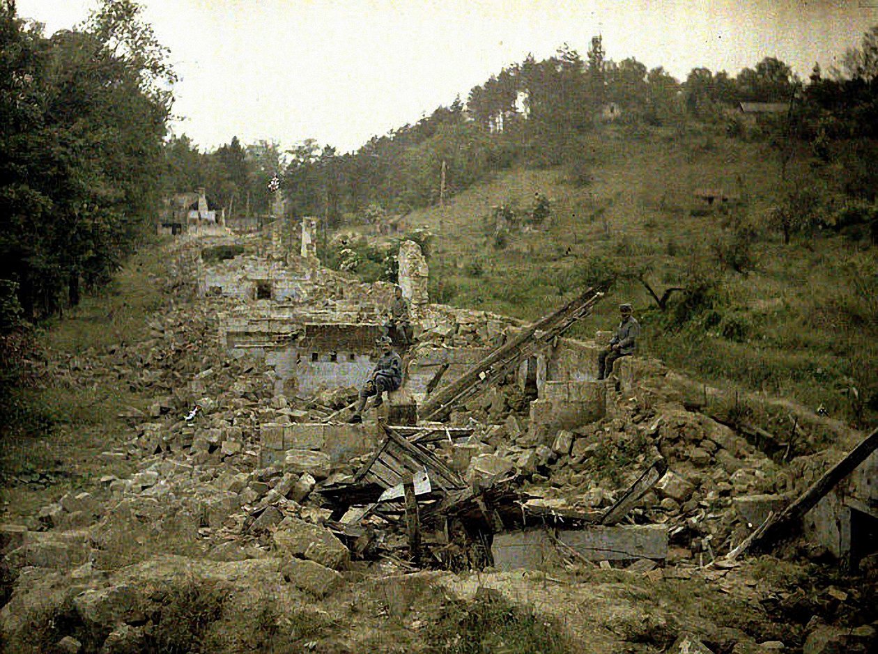 Tres soldados en las ruinas de la fábrica de vidrio, Vauxrot, Cuffies, Aisne, Francia, 1917 de Fernand Cuville