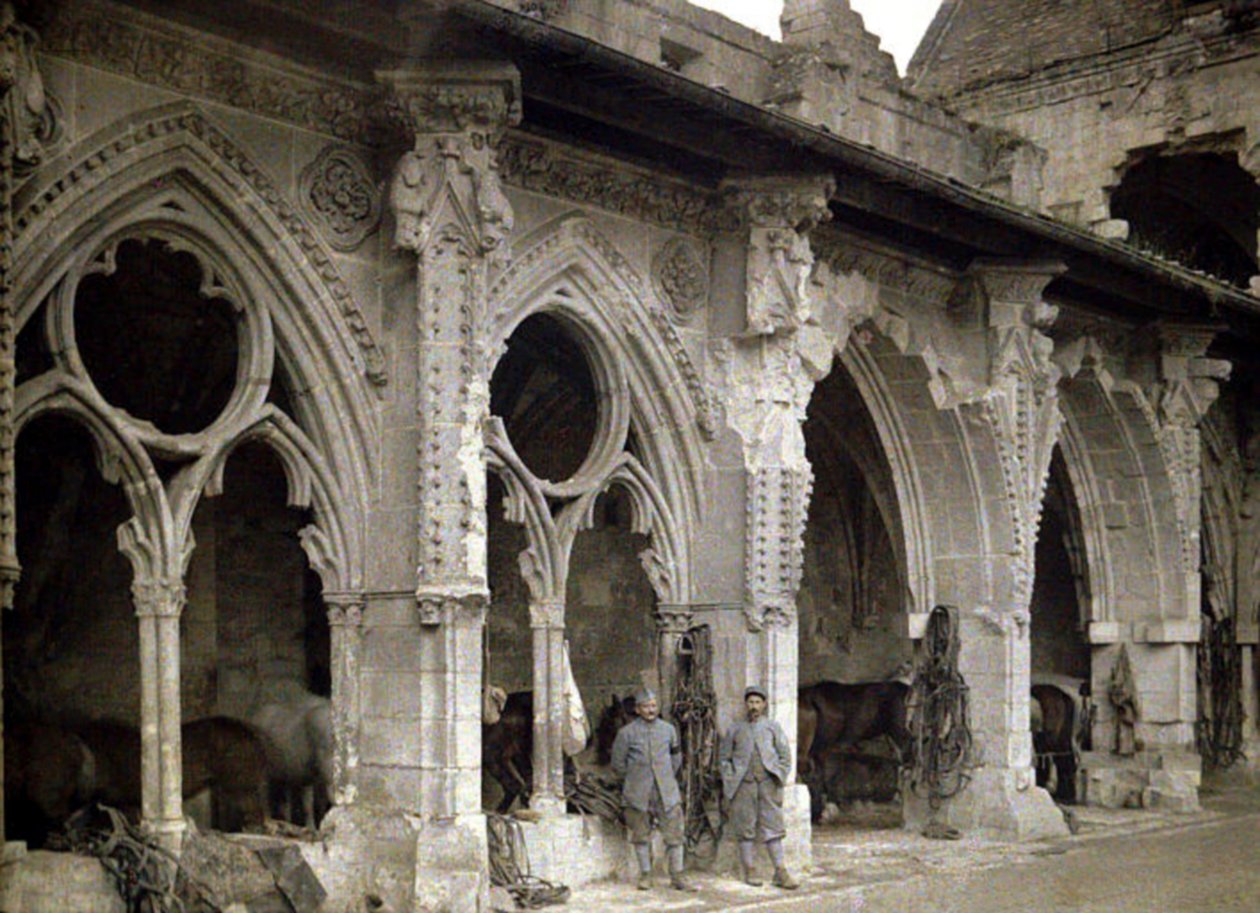 Dos soldados franceses y caballos en el claustro de la abadía de Saint-Jean-des-Vignes, que fue gravemente dañada por el fuego de artillería, Soissons, Aisne, Francia, 1917 de Fernand Cuville