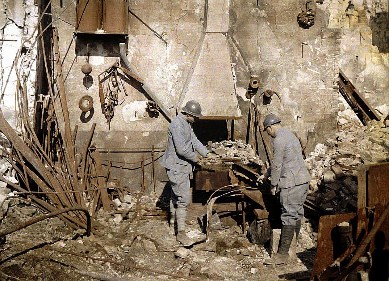 Dos soldados franceses trabajando en una fragua destruida por granadas, Reims, Francia, 1917 de Fernand Cuville
