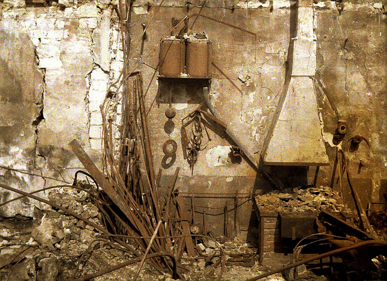 Vista de una fragua destruida por granadas, Reims, Francia, 1917 de Fernand Cuville
