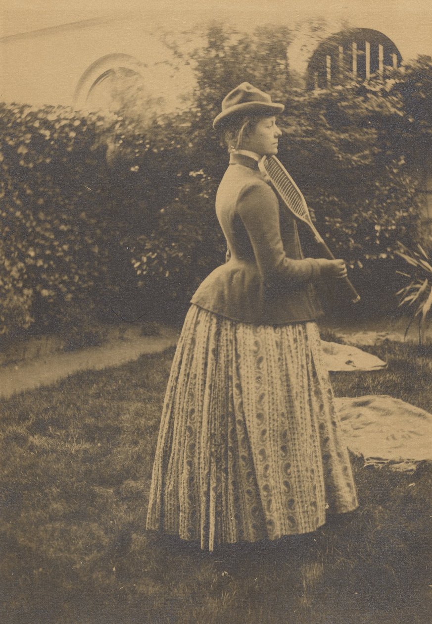 (Mujer con raqueta, en un jardín) de Fernand Khnopff