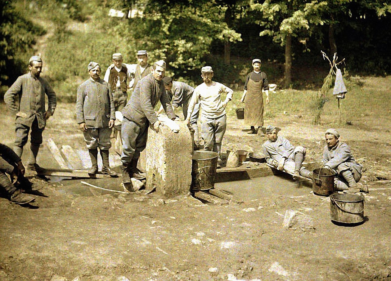 Grupo de soldados franceses lavando ropa en un pozo, Soissons, Aisne, 1917 de Fernand Cuville