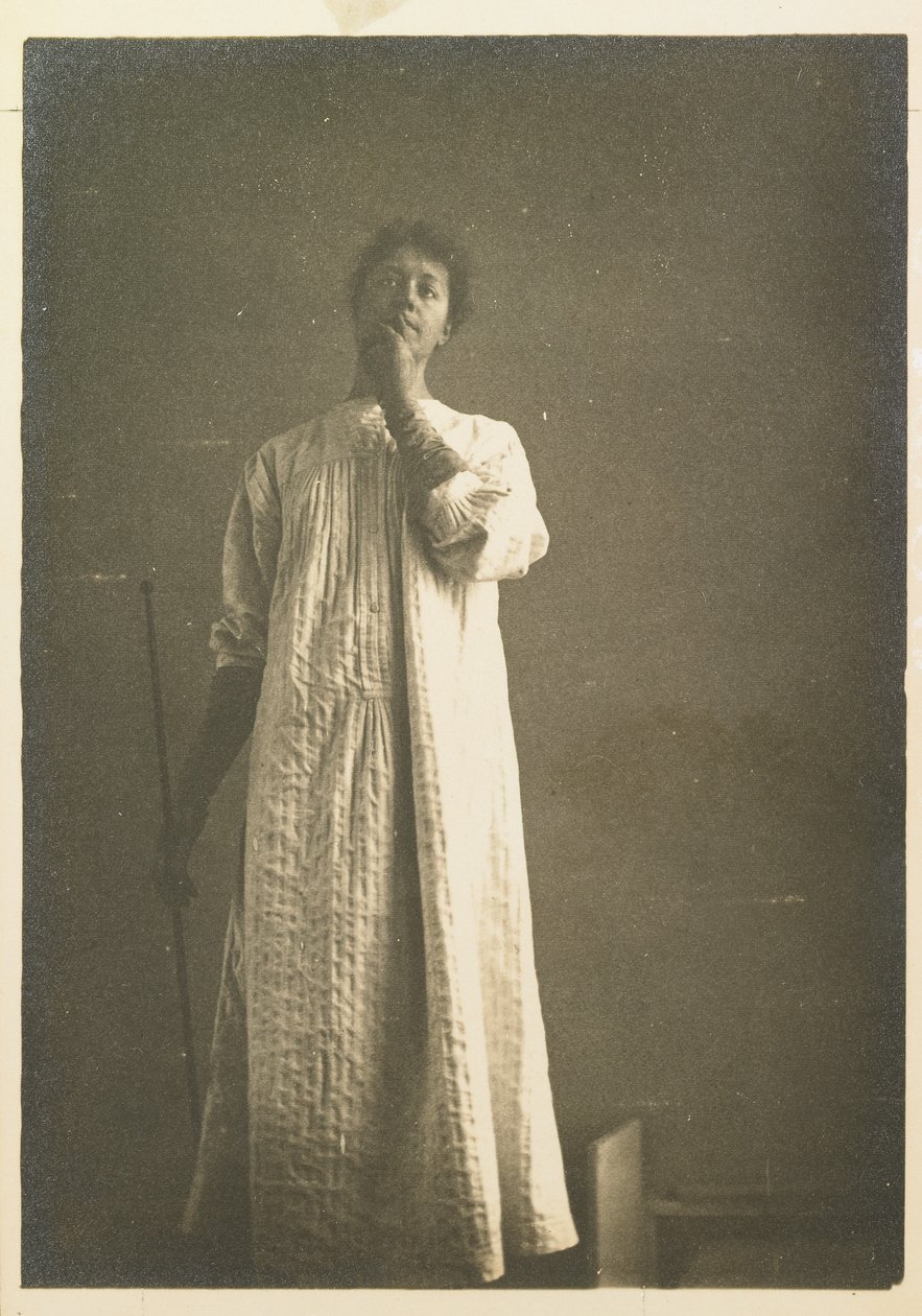 Mujer en camisa, mano delante de la boca de Fernand Khnopff
