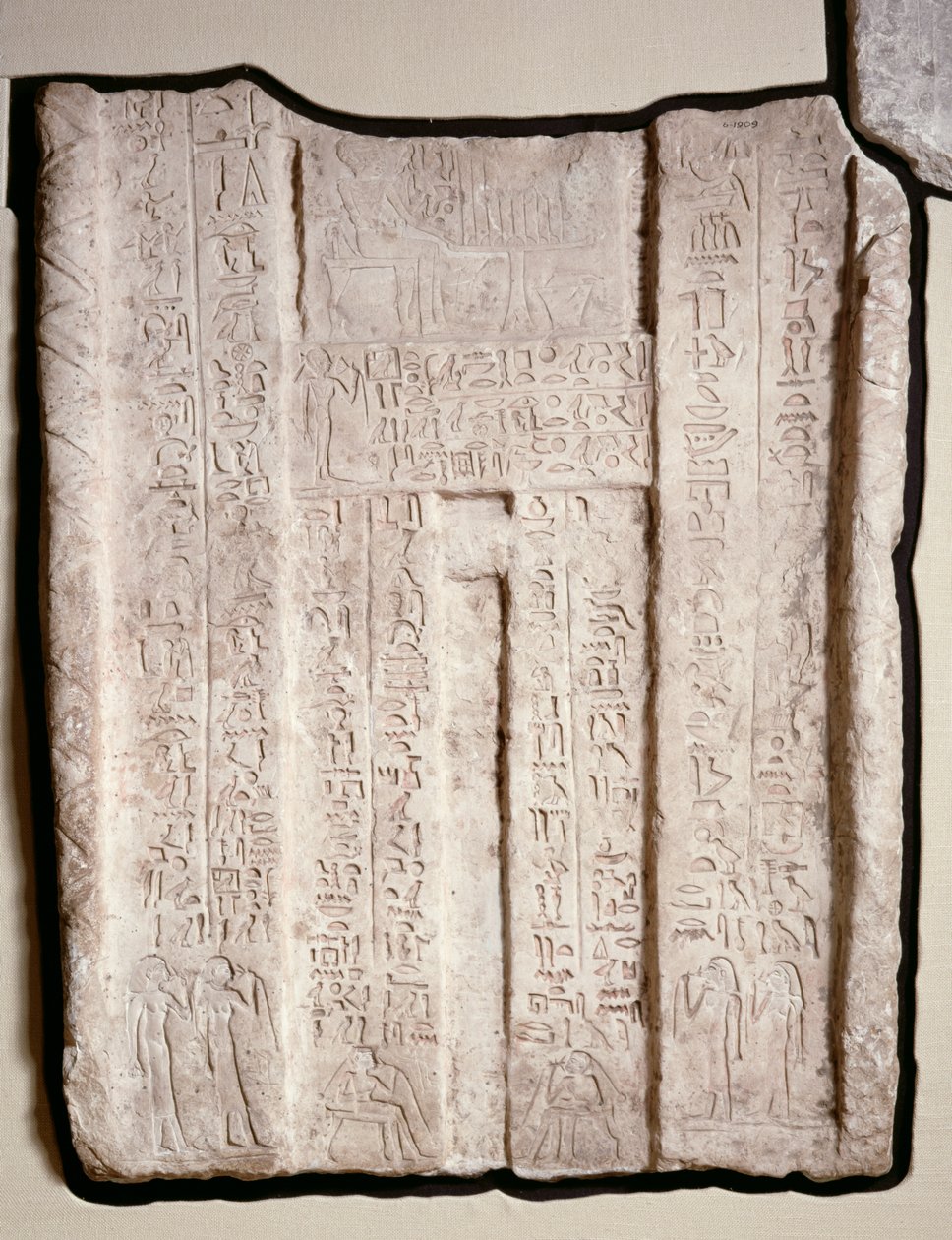 Falsa puerta de la tumba de Hemi-Re, sacerdotisa de Hathor (caliza con pigmento) de First Intermediate Period Egyptian