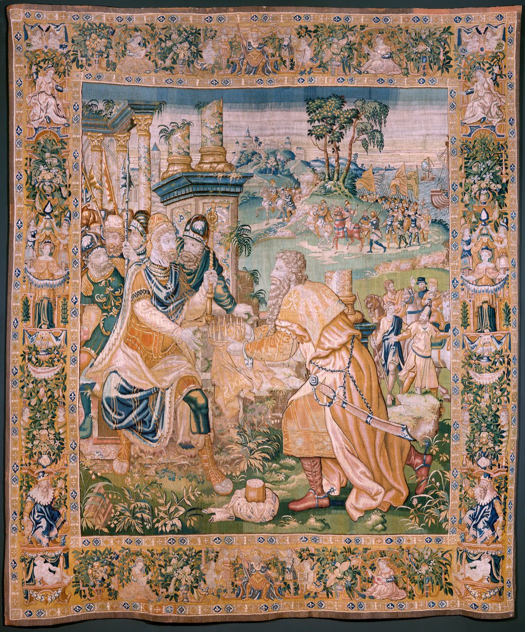Tapiz flamenco. A Alejandro se le ofrece una corona. Taller de Oudenaarde. 384x316cm. Inv (83024)-5/00009. Siglo XVII. de Flemish School